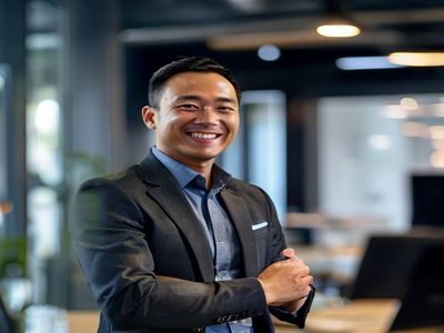 张维，大光屁股SP网络科技有限公司创始人，在明亮会议室内自信微笑，专注于互联网平台战略规划