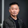 打光屁股sp网站内容审核专家张磊，中年男性，休闲装，亲切温和的工作照
