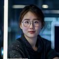 打光屁股sp网站技术主管李晓敏，青年女性，眼镜，科技感十足的工位背景